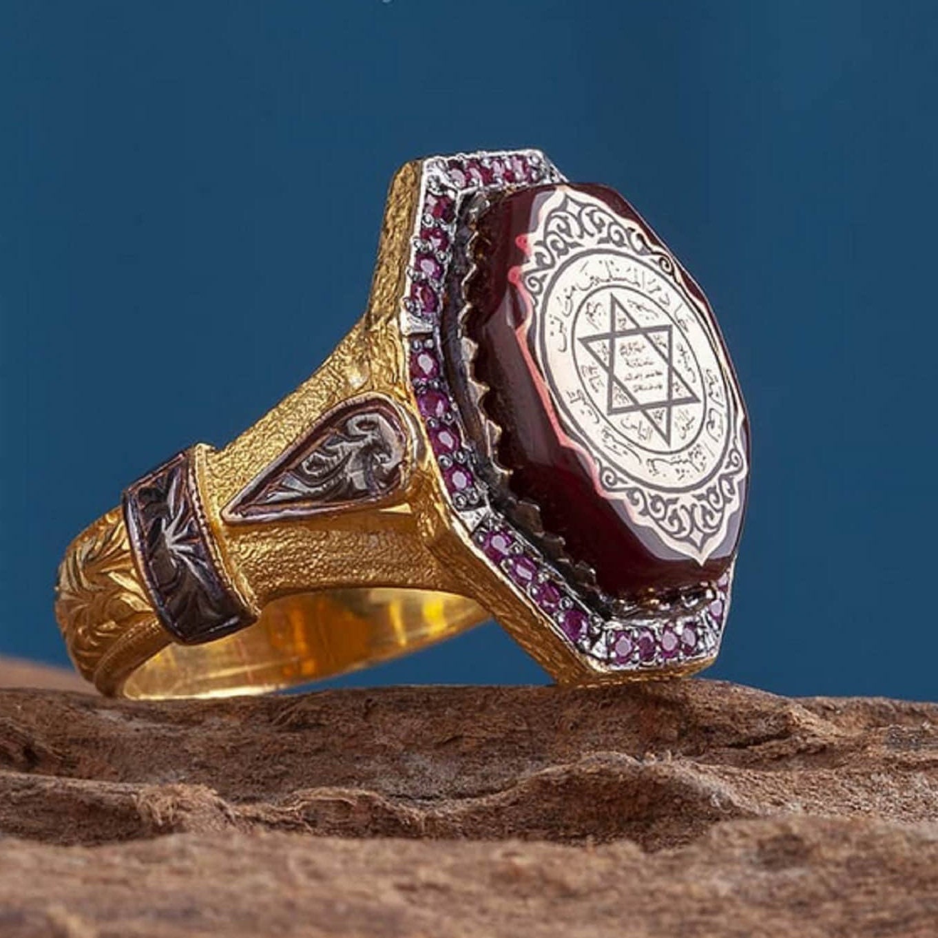 Ring mit rotem Bernstein und dem Siegel Salomos: Davidstern aus Sterlingsilber