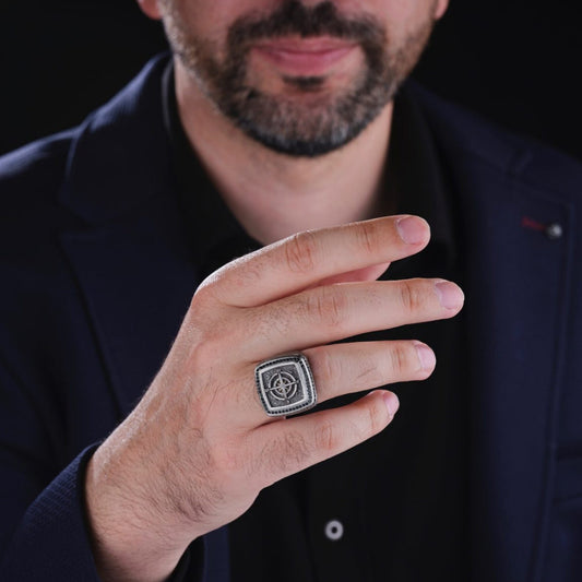Compass ring with black zircon – view 2