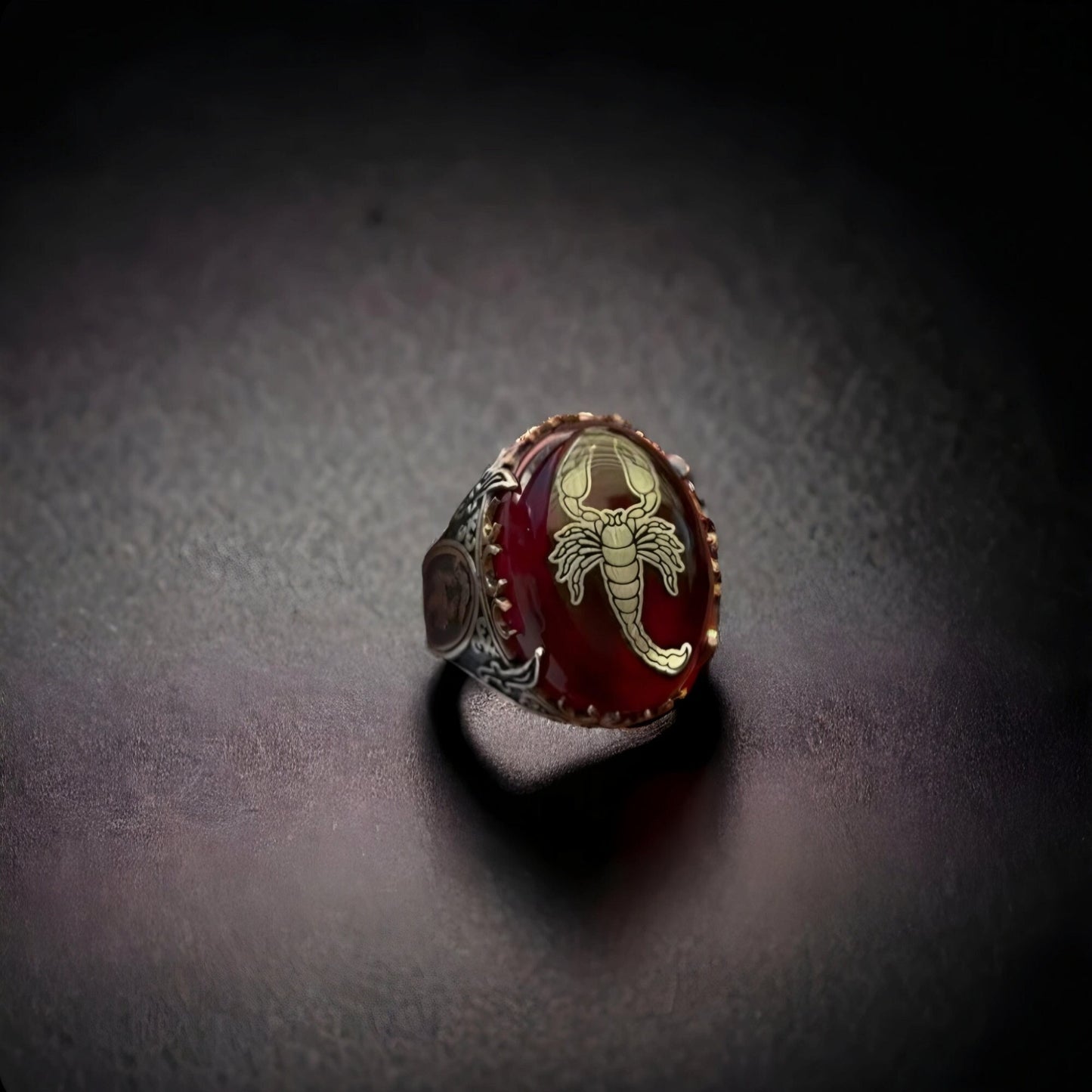 Gravierter Ring aus rotem Bernstein und Silber mit dem Motiv des Skorpionkönigs: Symbol der Macht