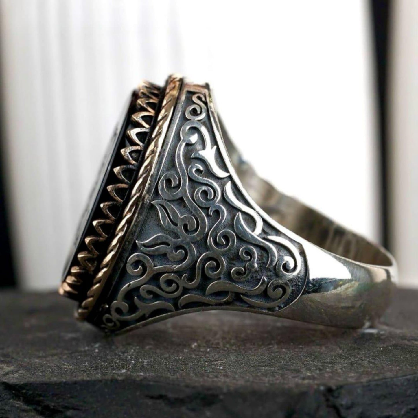 Initialenring aus Sterlingsilber: Gravierter schwarzer Achat, personalisierter Schmuck