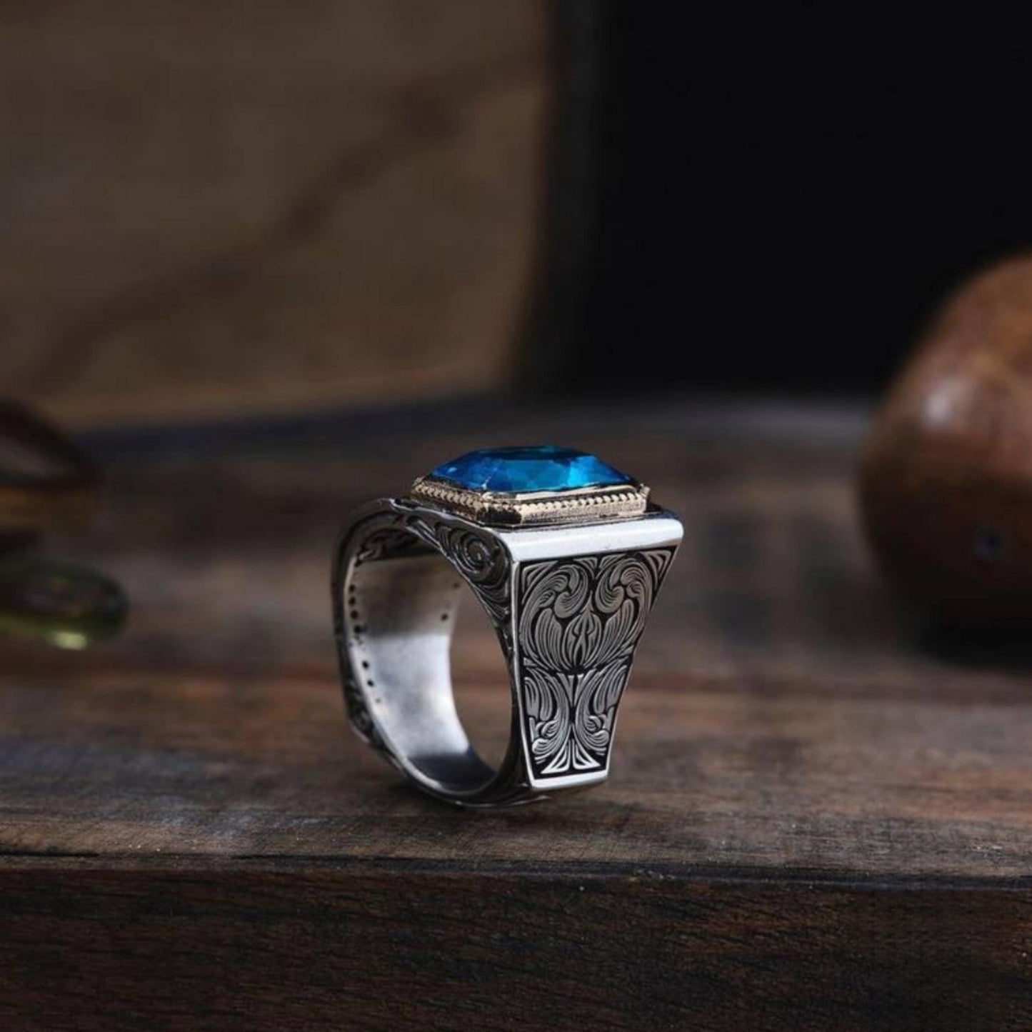 Künstlerischer Herrenring aus Silber mit Aquamarin und gravierten Linien – Schmuckstück mit Topasverzierung