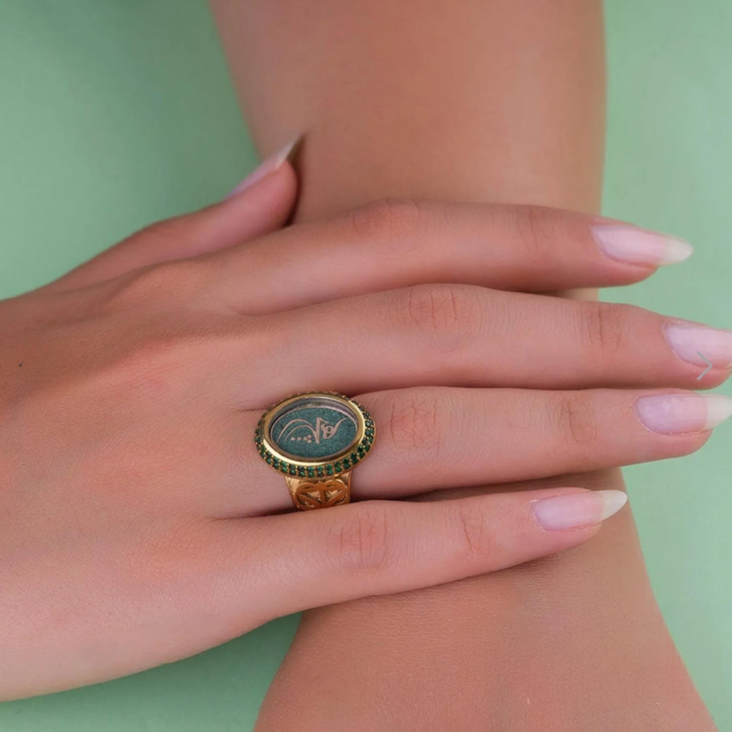 Ring mit islamischer Kalligrafie: Grüner Zirkon, gelbversilbertes Sterlingsilber
