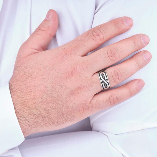 Personalisierter Infinity-Ring: Gravierter Partnerring aus Sterlingsilber
