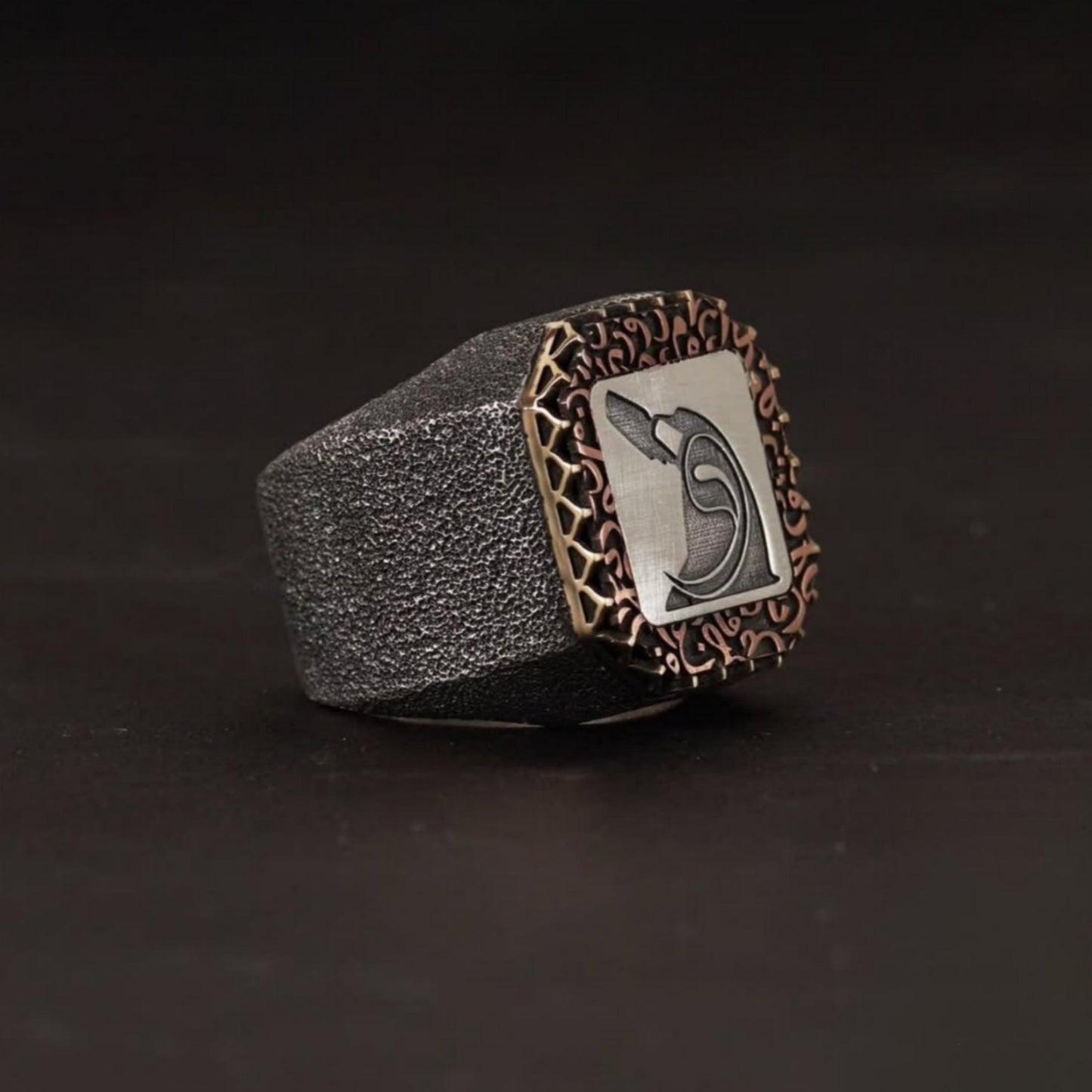 Handgefertigter Herrenring aus oxidiertem Sterlingsilber | Gravur: Rumi & Vav