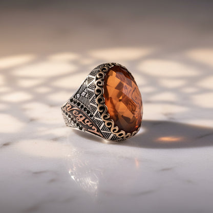 Farbwechselnder Sultanit-Ring aus Sterlingsilber: Gravierte Weisheit