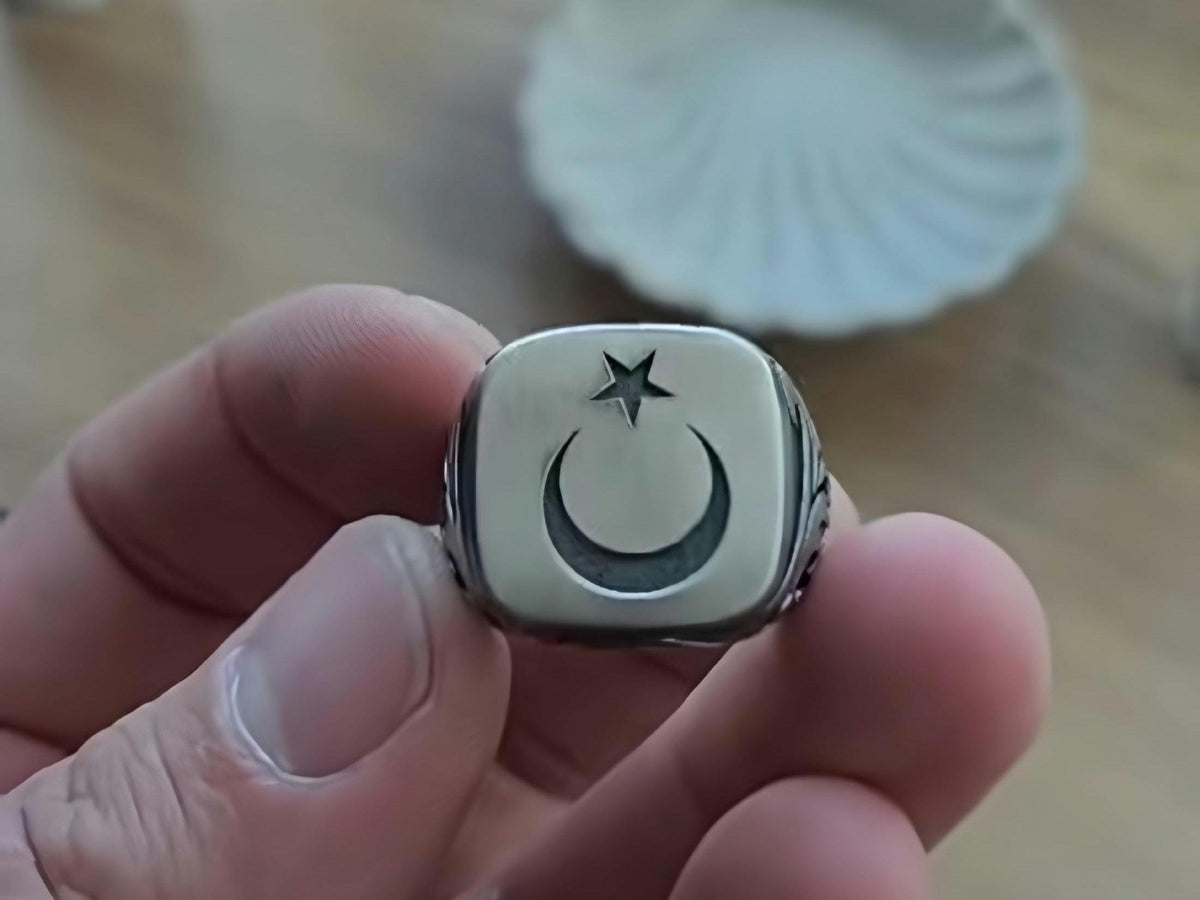 Crescent moon engraved ring in 925 sterling silver