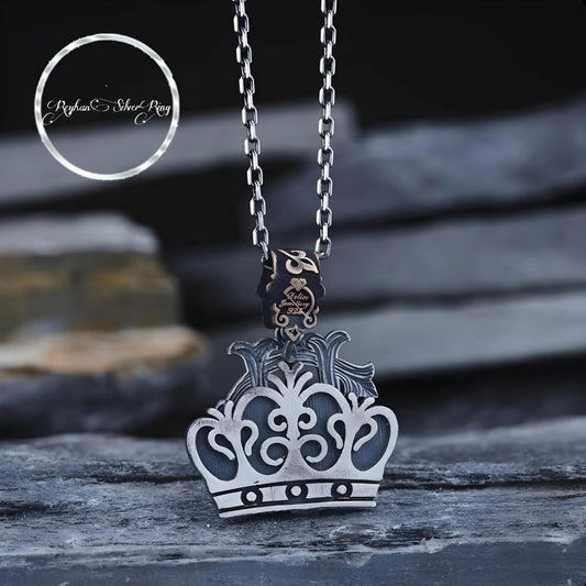 Crown medallion necklace with personalized letters in 925 sterling silver