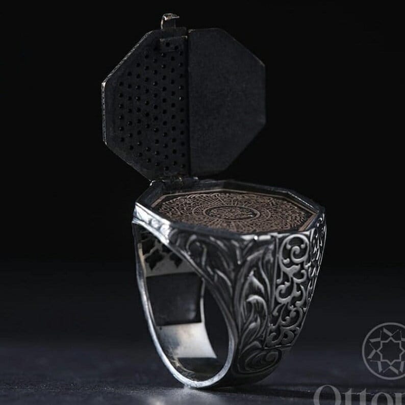 Covered letter signet ring – view 5