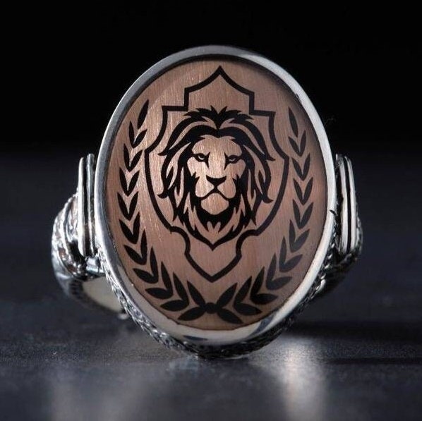Oval lion men's ring – view 3