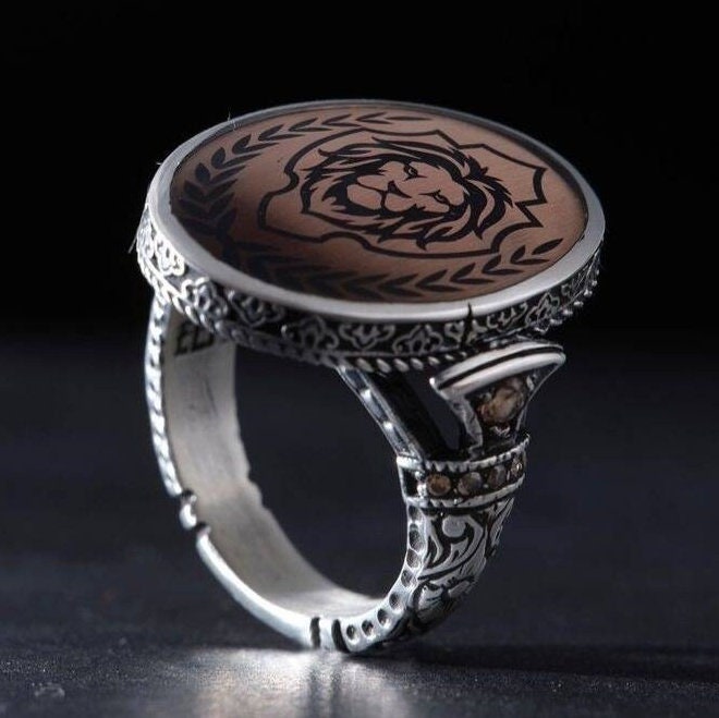 Oval lion men's ring – view 4