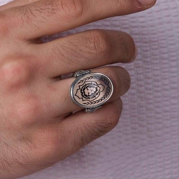 Oval lion men's ring – view 5