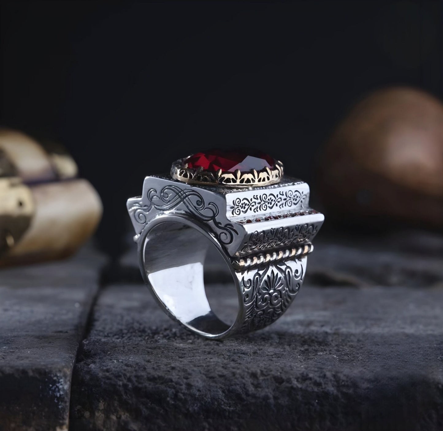 Handgefertigter Herren-Ritterring aus Silber mit rotem Zirkonia – Türkisch-osmanischer Schmuck