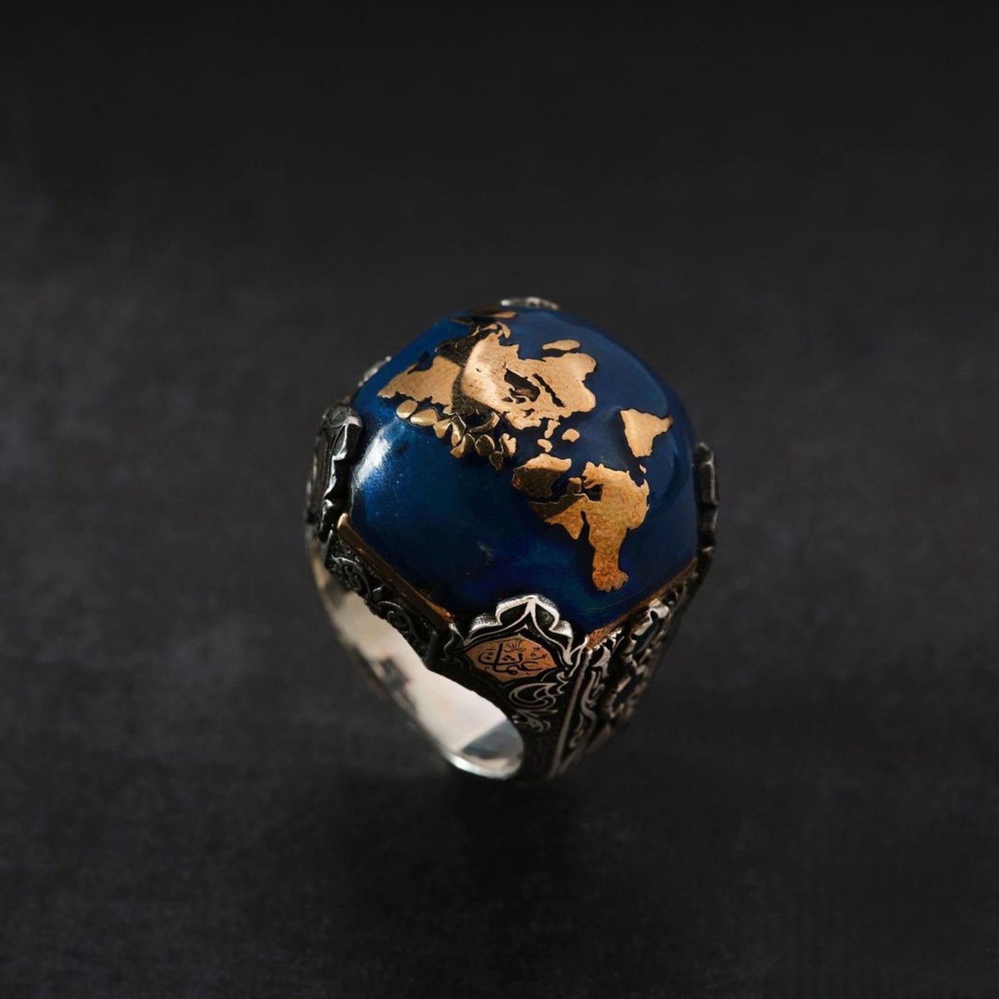 Einzigartiger Herrenring aus Sterlingsilber mit rotem Apfel-Zirkonia, Weltkarte aus Bronze