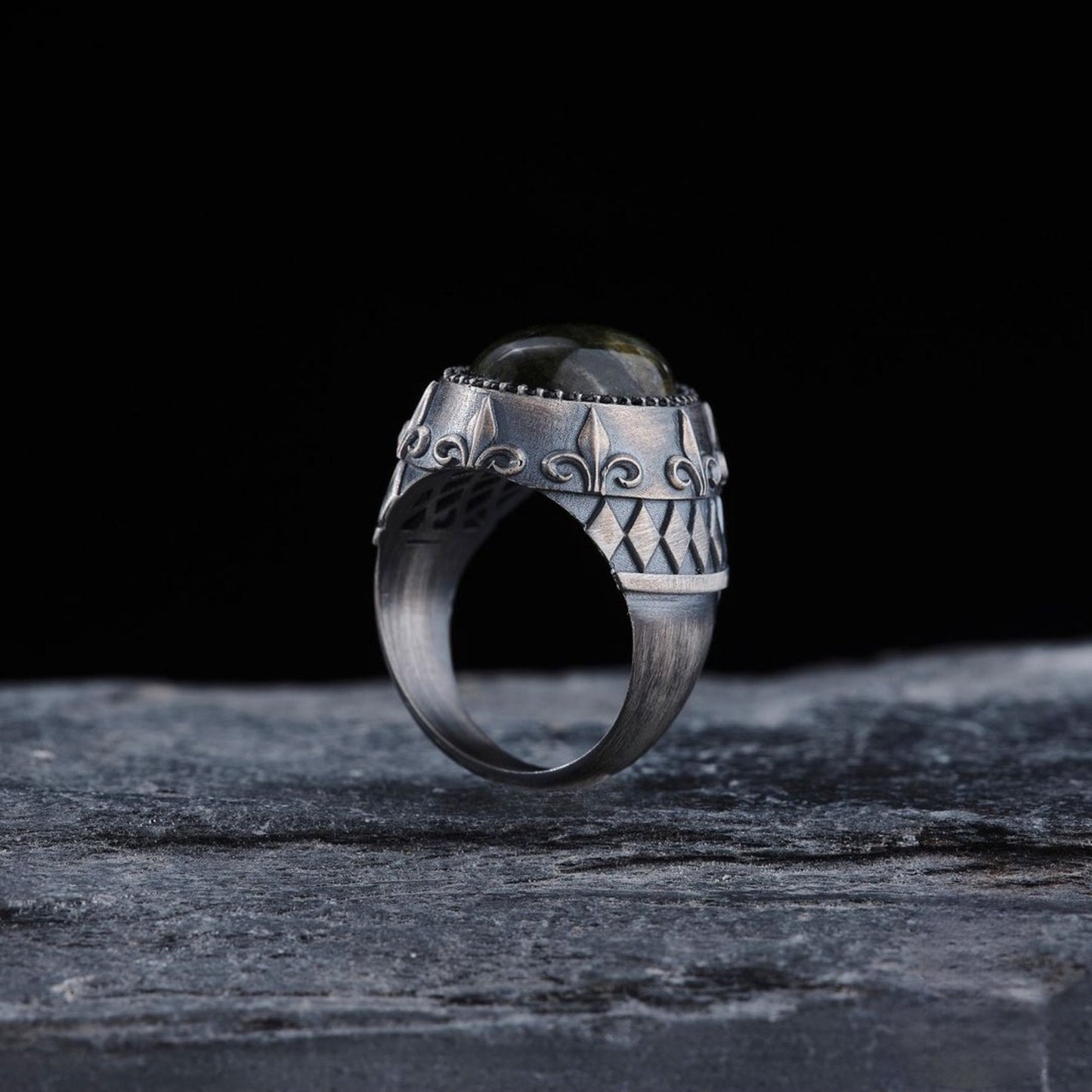 Herrenring aus Sterlingsilber mit Labradorit: Zirkonia-Akzent, wirkt angstlösend