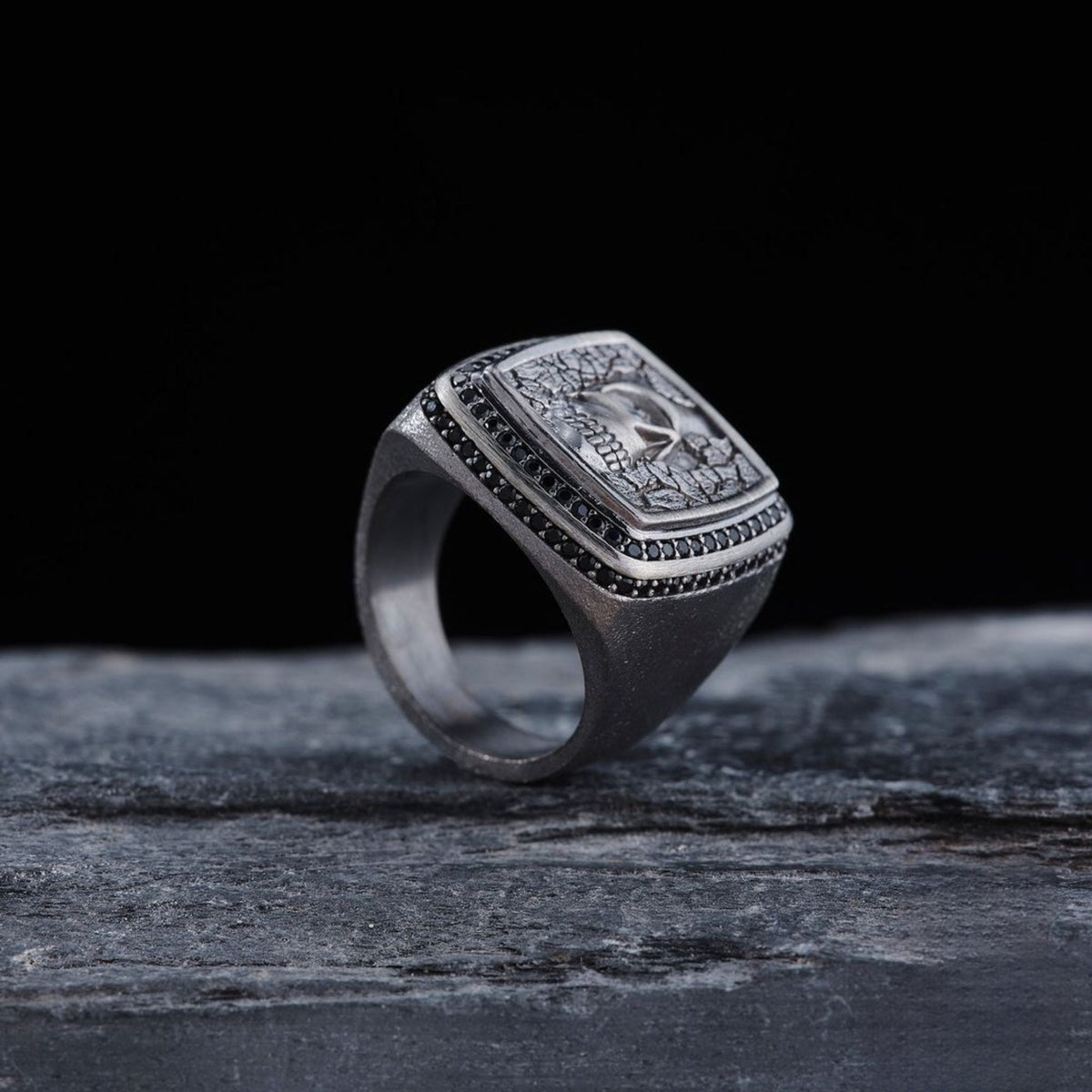 Skull ring with black cubic zirconia – view 4