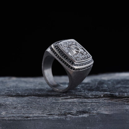Skull ring with black cubic zirconia – view 4