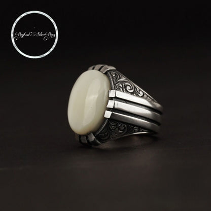 Mother of pearl oval men's ring with engraved sides – view 3