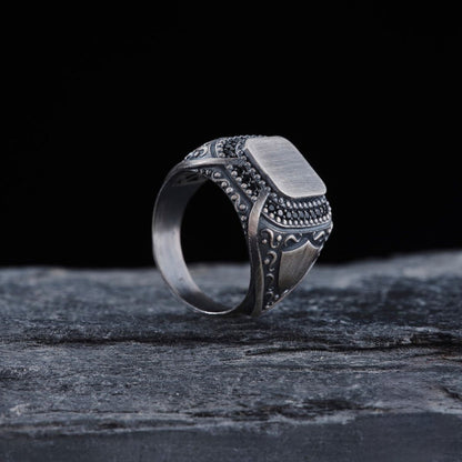 Herrenring aus Sterlingsilber mit schwarzem Zirkonia-Schild – personalisierbar mit Initialen