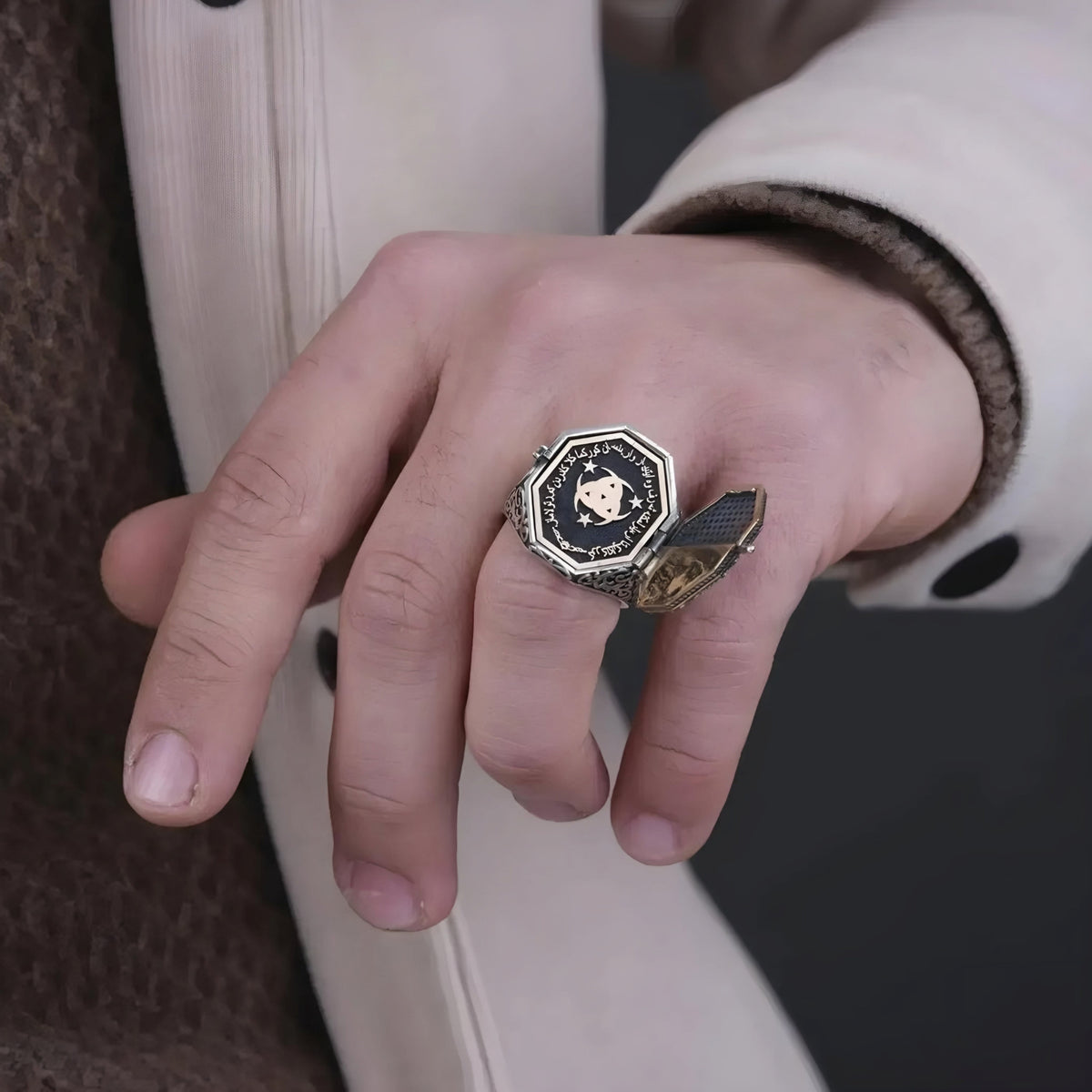Crescent and star covered ring – view 3