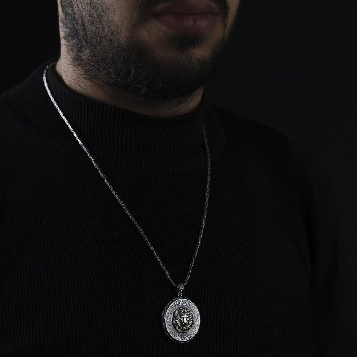 قلادة ميدالية الأسد بالاسم – صورة 3