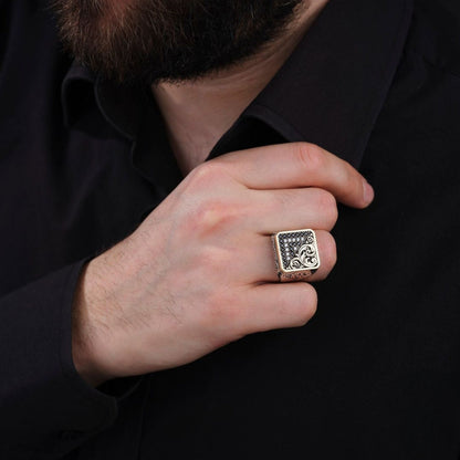 Gravierter Herrenring aus 925er Sterlingsilber mit Atomsteinen