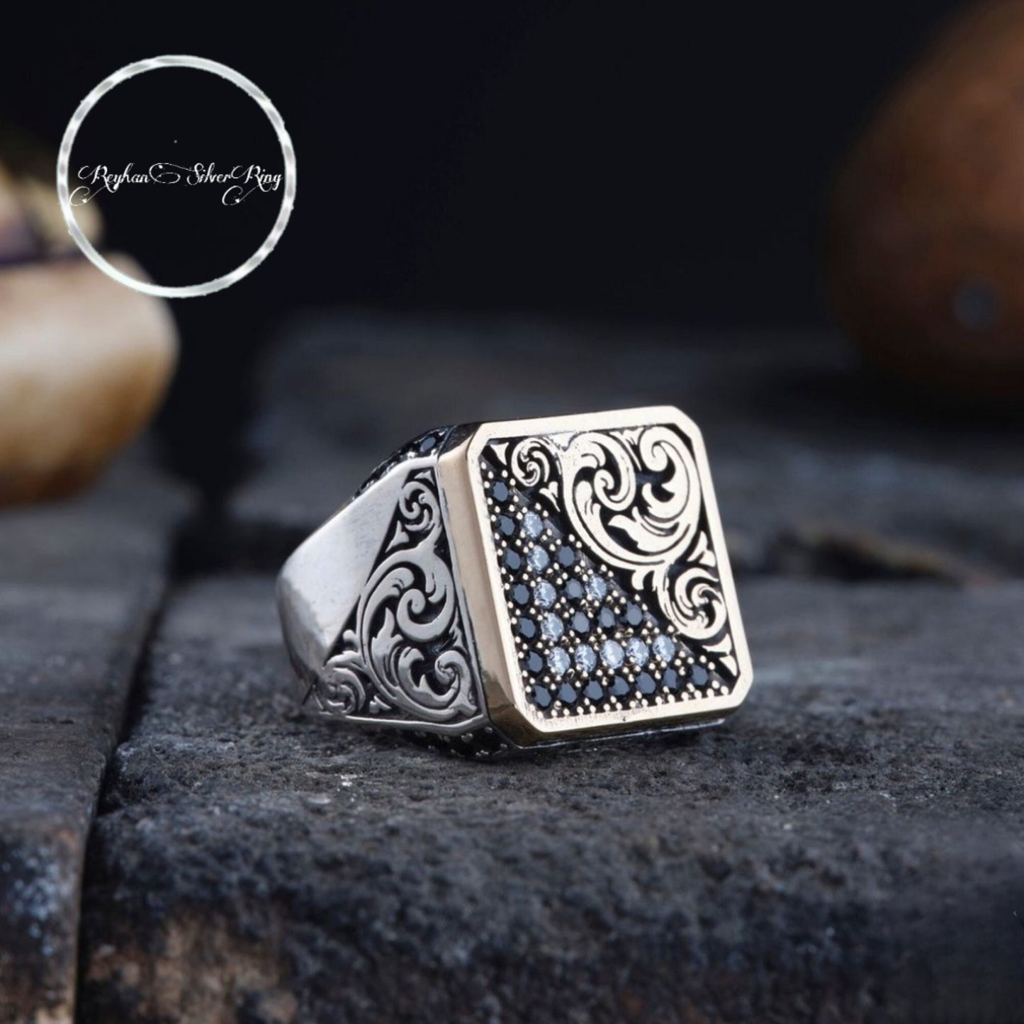 Gravierter Herrenring aus 925er Sterlingsilber mit Atomsteinen
