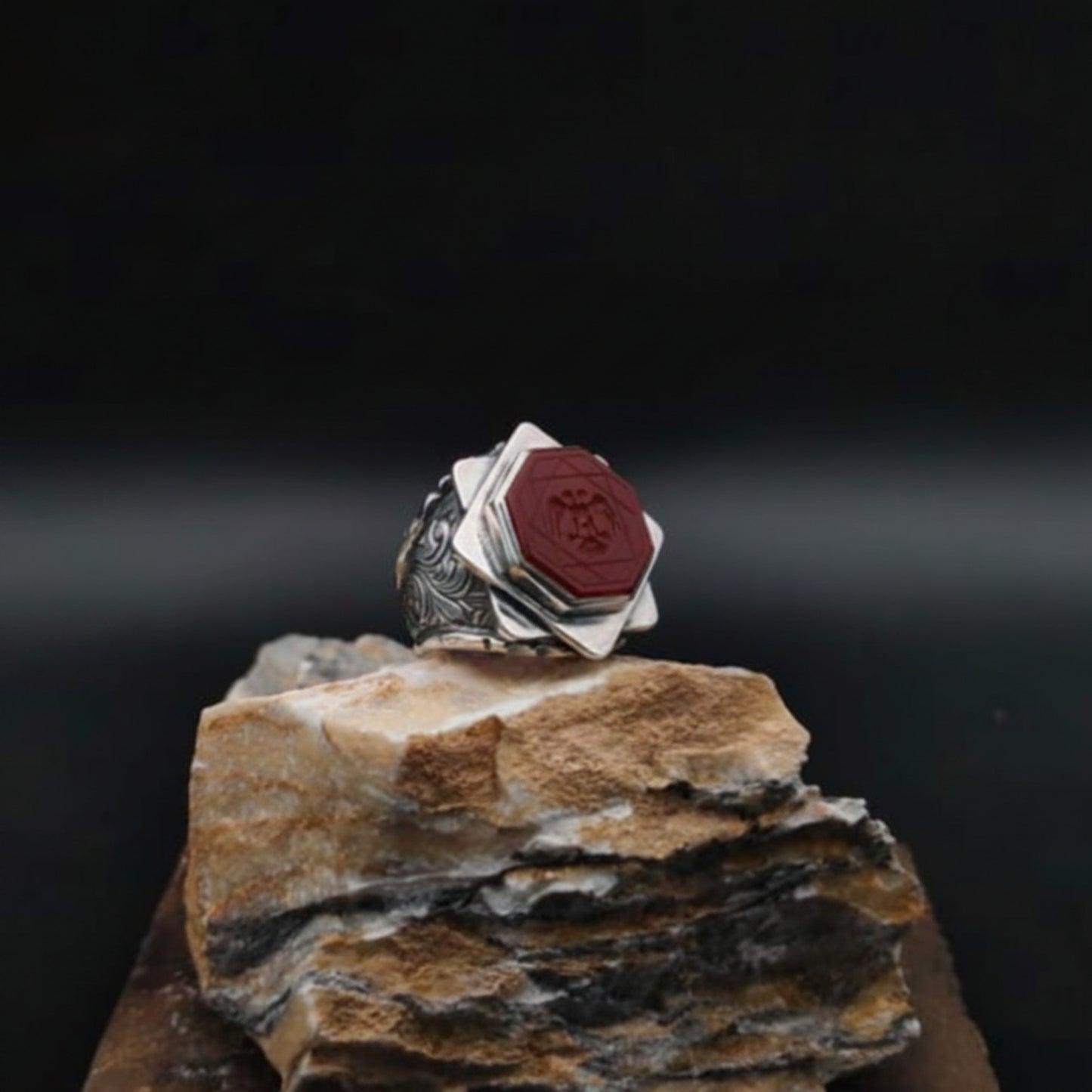 Gravierter Ring aus rotem Achat und Sterlingsilber: Doppeladler-Motiv