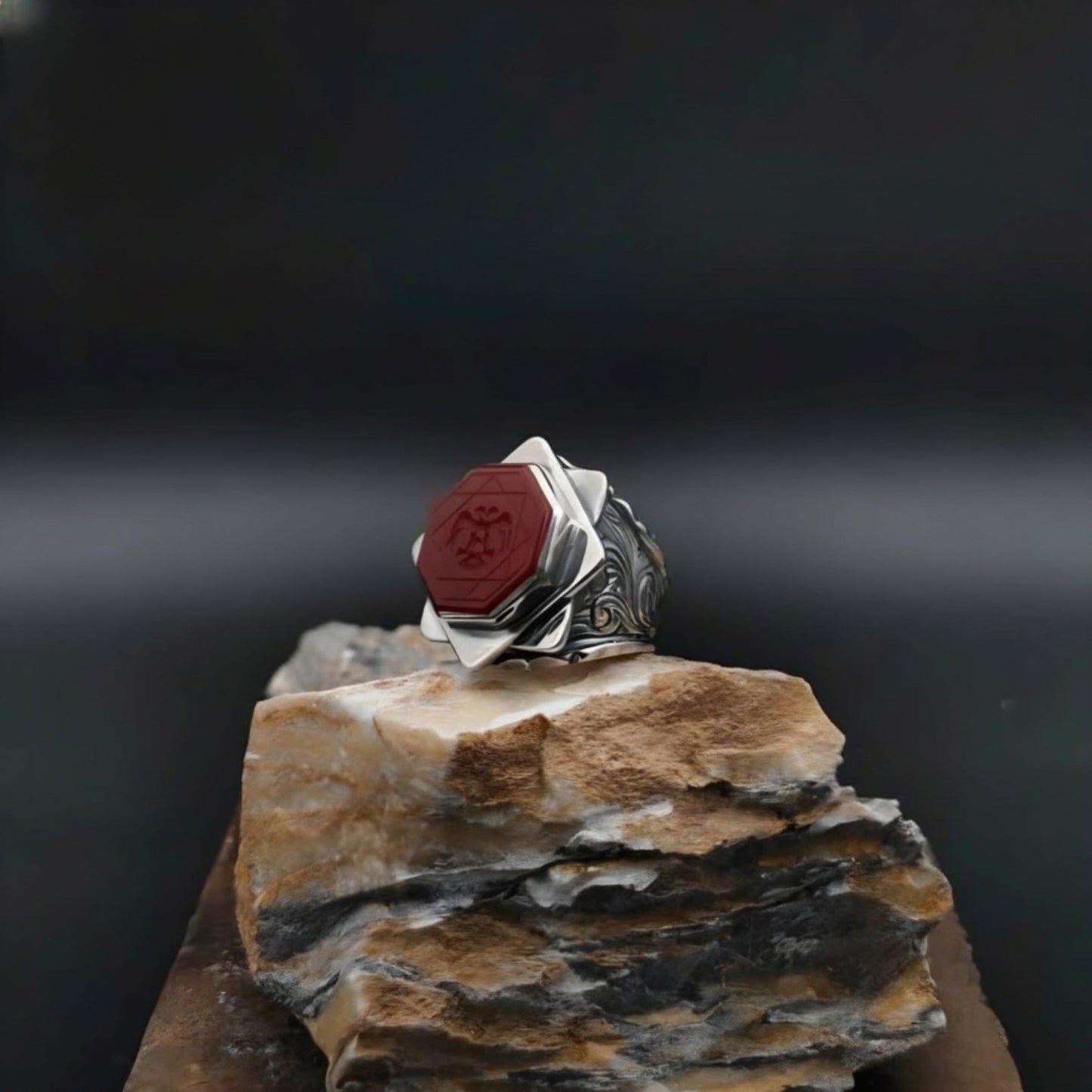 Gravierter Ring aus rotem Achat und Sterlingsilber: Doppeladler-Motiv