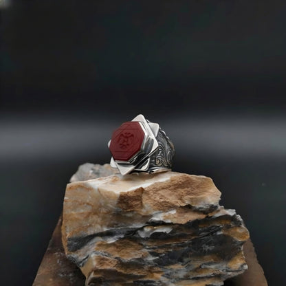 Gravierter Ring aus rotem Achat und Sterlingsilber: Doppeladler-Motiv