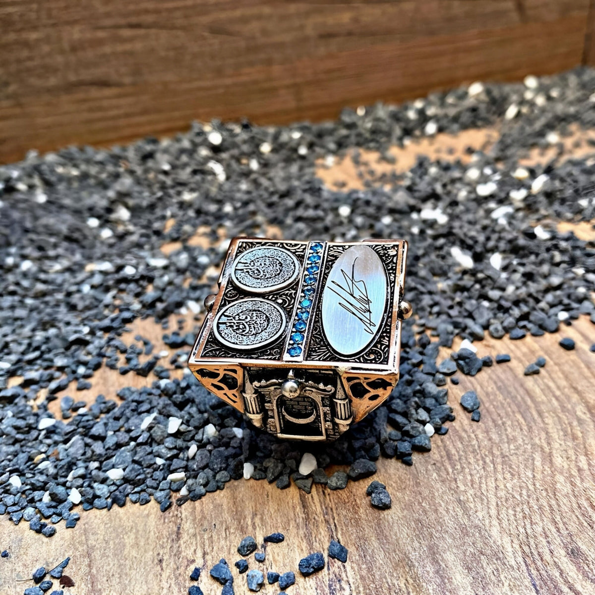 Falaq and Nas signature ring – view 3