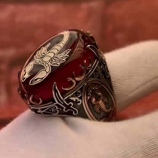 Gravierter Ring aus rotem Bernstein und Silber mit dem Motiv des Skorpionkönigs: Symbol der Macht