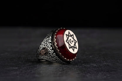 Ring aus rotem Bernstein im osmanischen Stil mit Mond- und Sternenmotiv