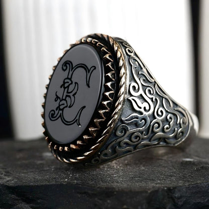 Initialenring aus Sterlingsilber: Gravierter schwarzer Achat, personalisierter Schmuck
