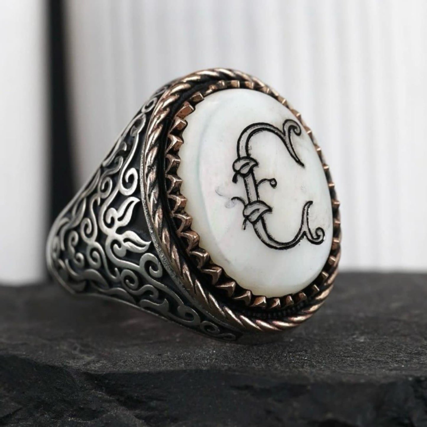 Personalisierter Ring aus Sterlingsilber und Perlmutt mit dem Anfangsbuchstaben „C“