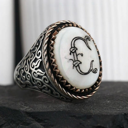 Personalisierter Ring aus Sterlingsilber und Perlmutt mit dem Anfangsbuchstaben „C“