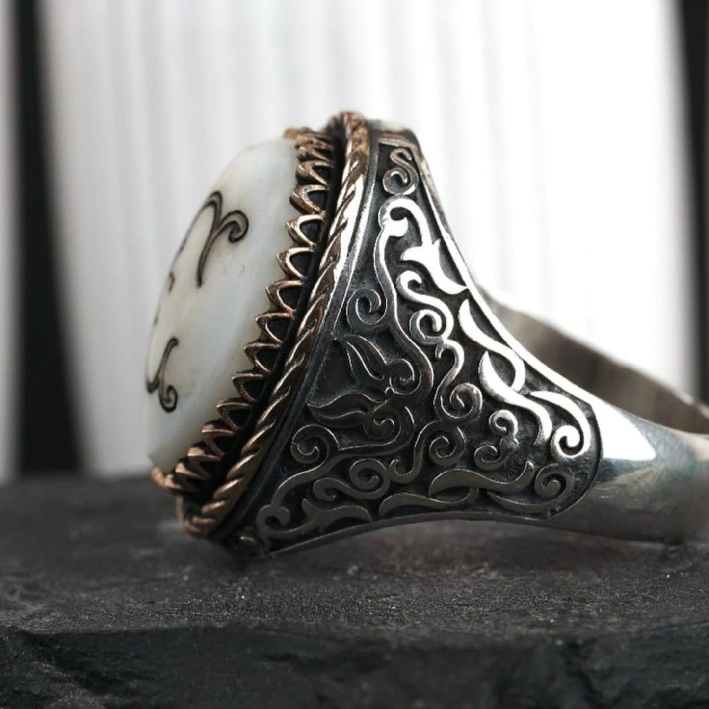Personalisierter Ring aus Sterlingsilber und Perlmutt mit dem Anfangsbuchstaben „C“