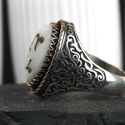 Personalisierter Ring aus Sterlingsilber und Perlmutt mit dem Anfangsbuchstaben „C“