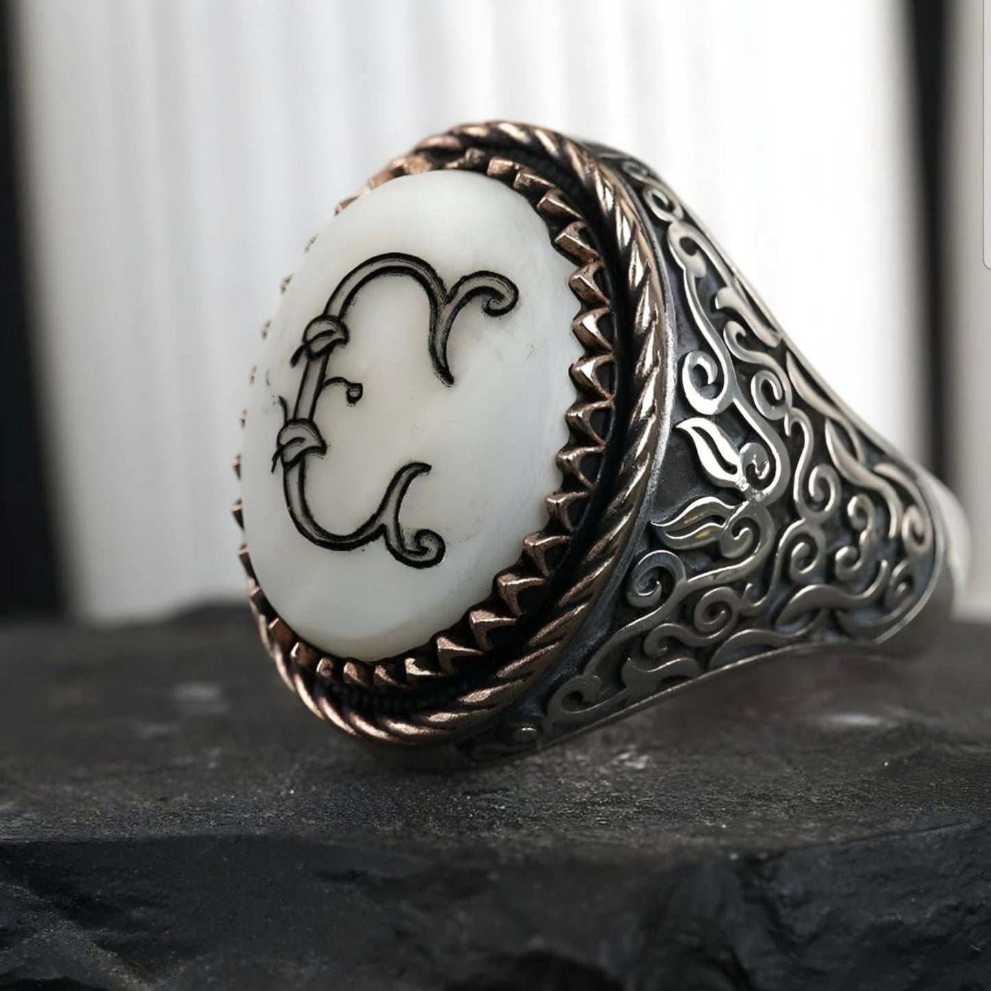 Personalisierter Ring aus Sterlingsilber und Perlmutt mit dem Anfangsbuchstaben „C“