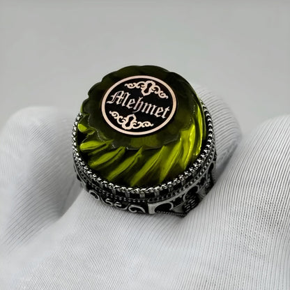 Personalisierter Sterlingsilberring: Grüner Bernstein, individuelle Initialen