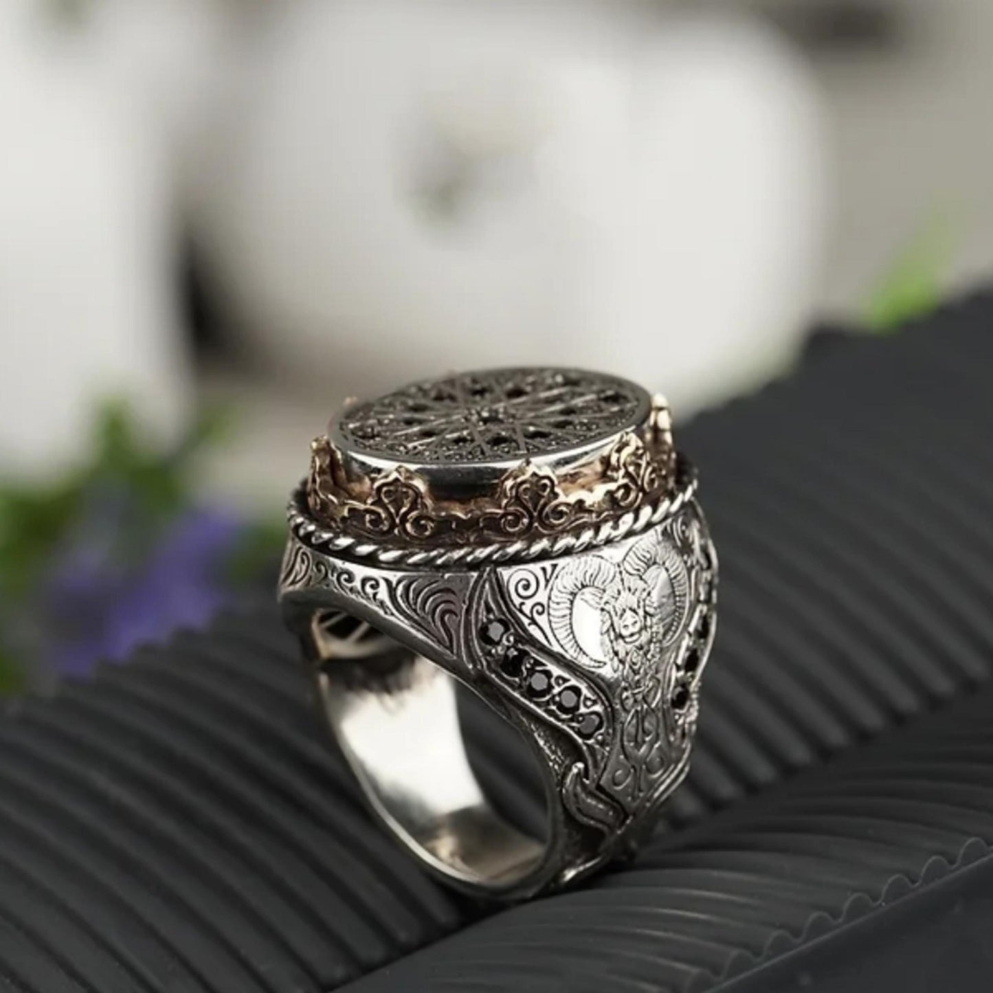 Ring mit Widderhorn und schwarzem Zirkon: Tierschmuck aus 925er Sterlingsilber