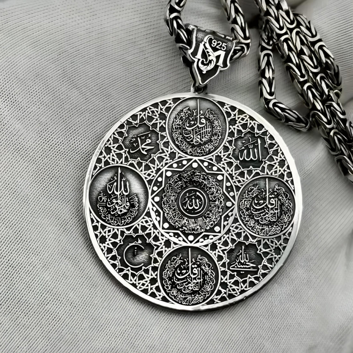 قلادة إسلامية بوجهين بالسيوف والسور – صورة 3