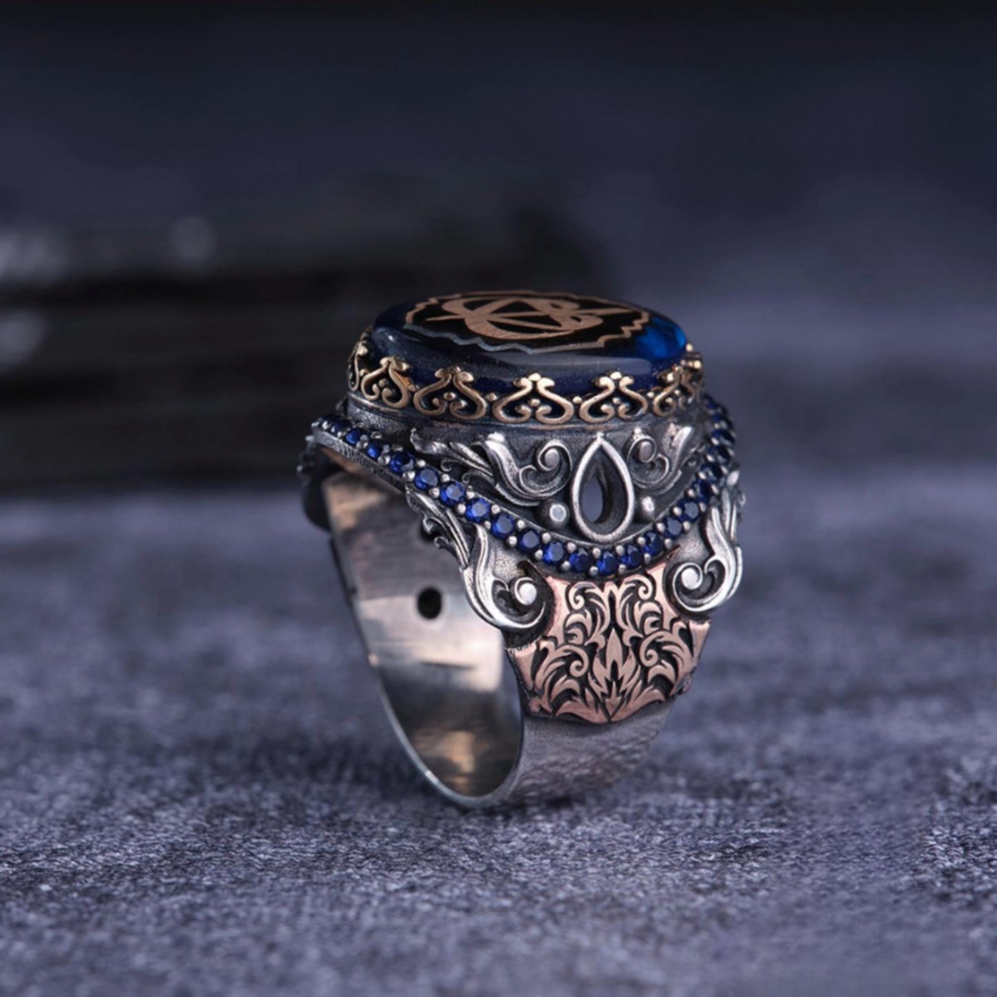 Elif & Vav Silberring mit blauem Bernstein – islamisch inspirierter Schmuck