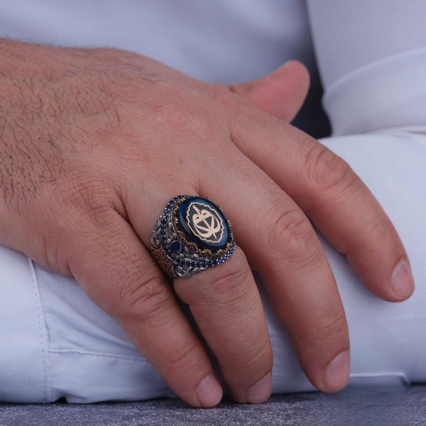 Elif & Vav Silberring mit blauem Bernstein – islamisch inspirierter Schmuck
