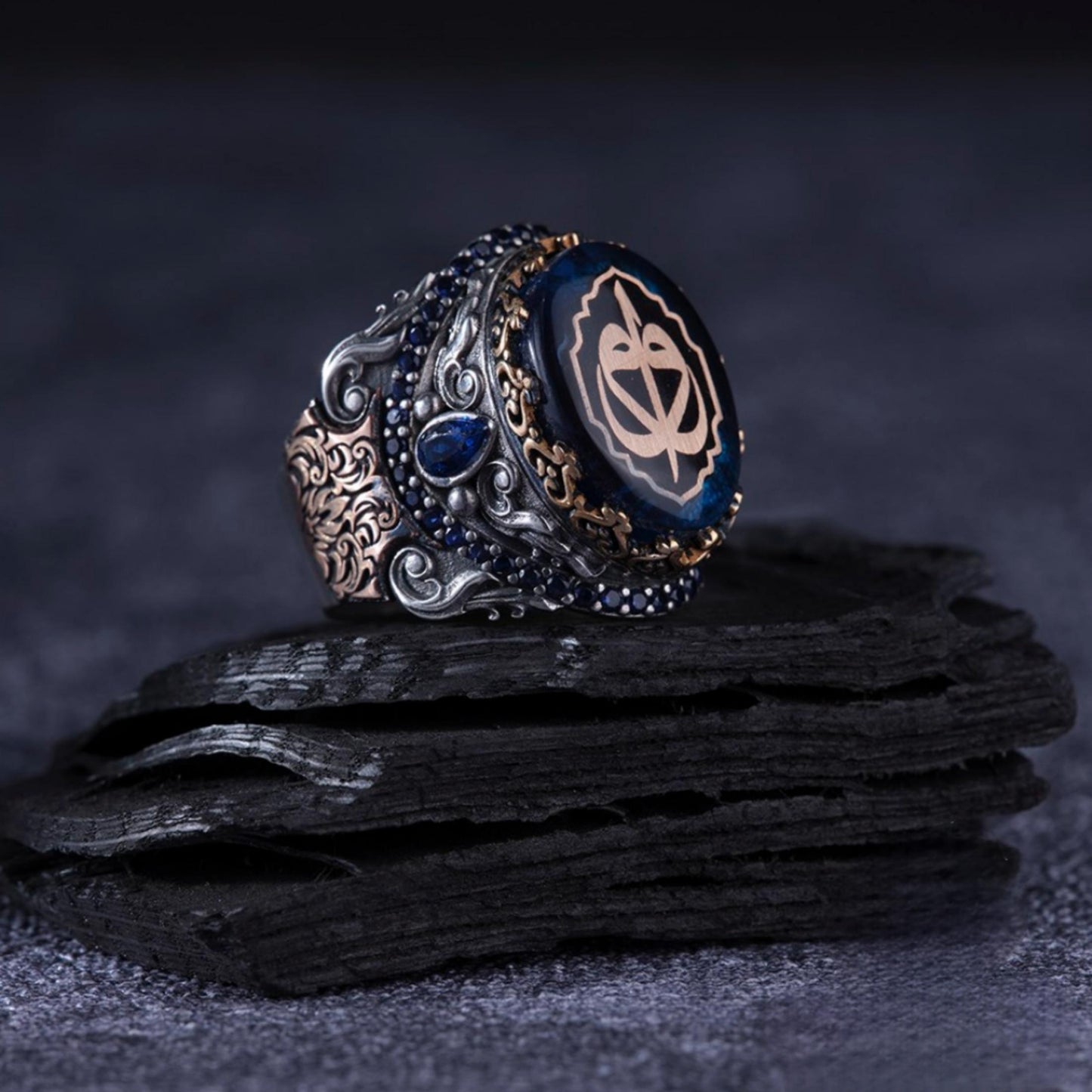 Elif & Vav Silberring mit blauem Bernstein – islamisch inspirierter Schmuck