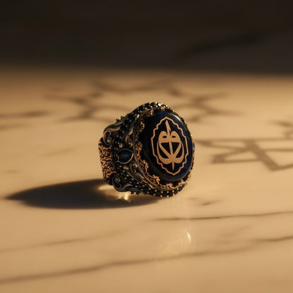 Elif & Vav Silberring mit blauem Bernstein – islamisch inspirierter Schmuck