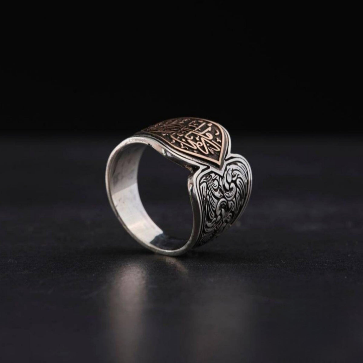 Engraved pattern ring with Kafa bil-mawti wa'izan inscription – view 3