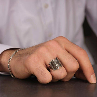 Engraved pattern ring with Kafa bil-mawti wa'izan inscription – view 2
