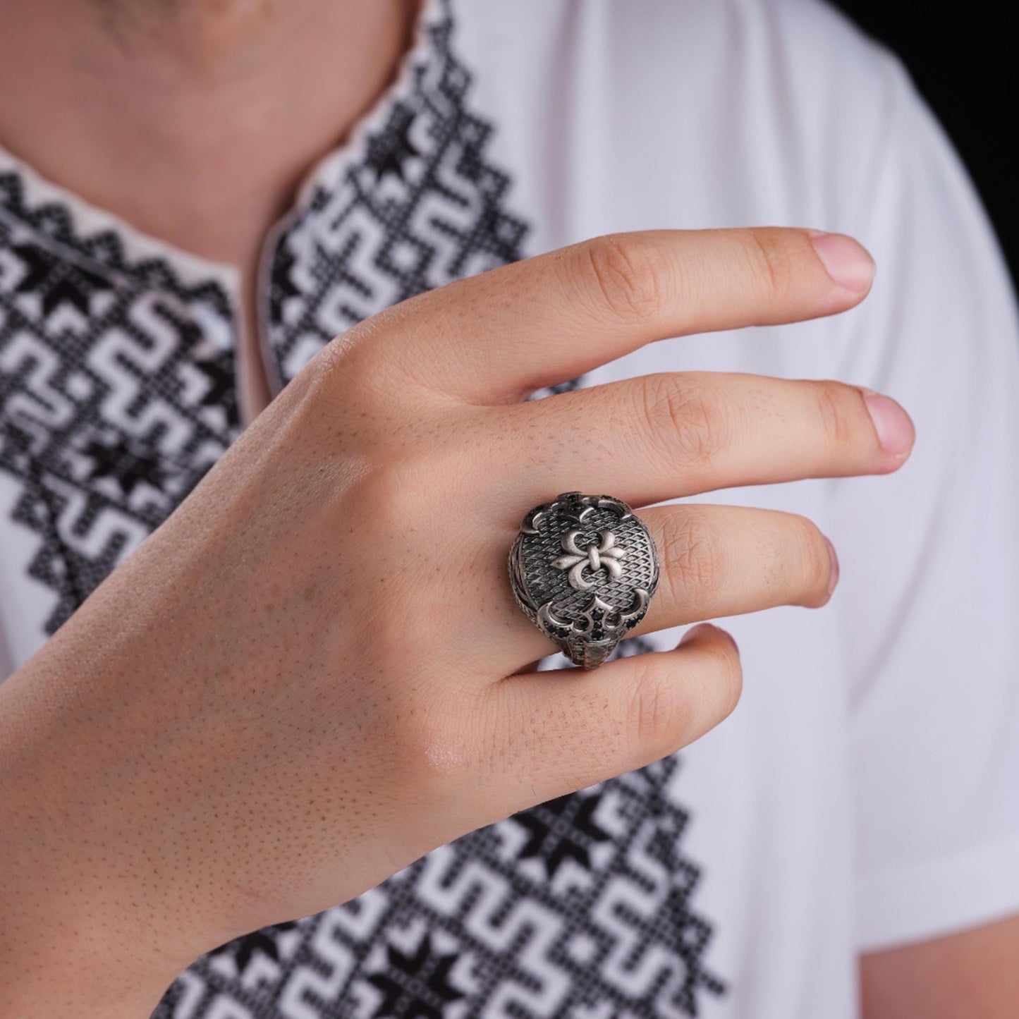 Hilt Herrenring aus Silber – Mikro-Schwarztopas, kursives Muster, feine Verarbeitung