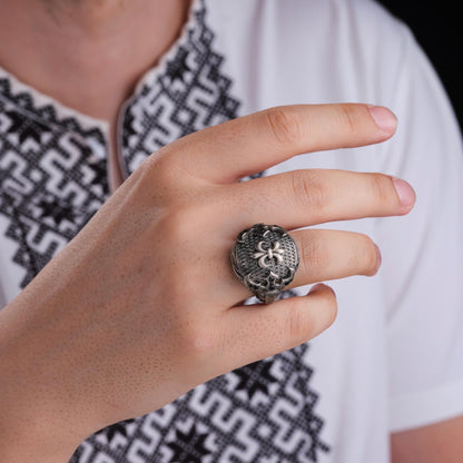 Hilt Herrenring aus Silber – Mikro-Schwarztopas, kursives Muster, feine Verarbeitung
