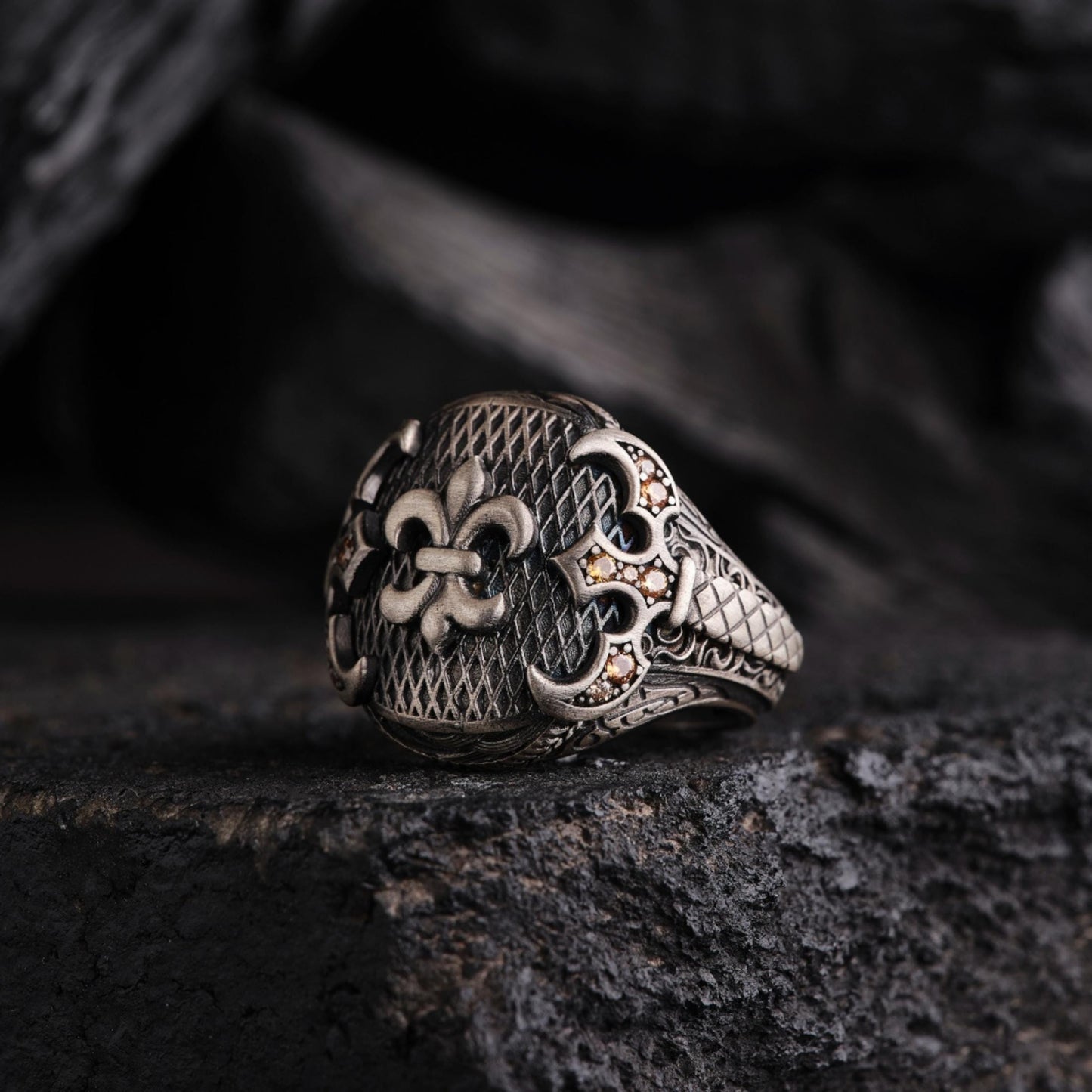 Hilt Herrenring aus Silber – Gelbe Topase, kursives Muster, handgefertigtes Unikat